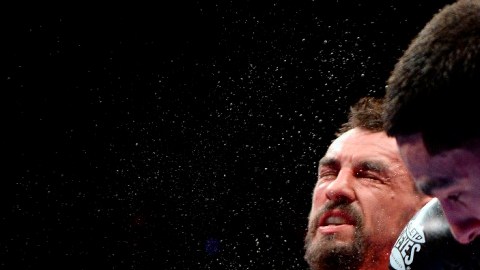 Danny García (der.) se impuso el sábado a Robert Guerrero y se coronó campeón de peso welter del CMB.