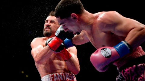 Danny García (der.) se impuso el sábado a Robert Guerrero y se coronó campeón de peso welter del CMB.