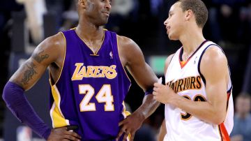 Kobe Bryant y Stephen Curry en 2010. Ese año, los Warriors terminaron a 31 juegos de distancia de los Lakers, que fueron campeones de la NBA.