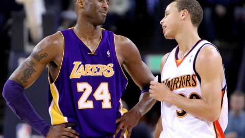 Kobe Bryant y Stephen Curry en 2010. Ese año, los Warriors terminaron a 31 juegos de distancia de los Lakers, que fueron campeones de la NBA.