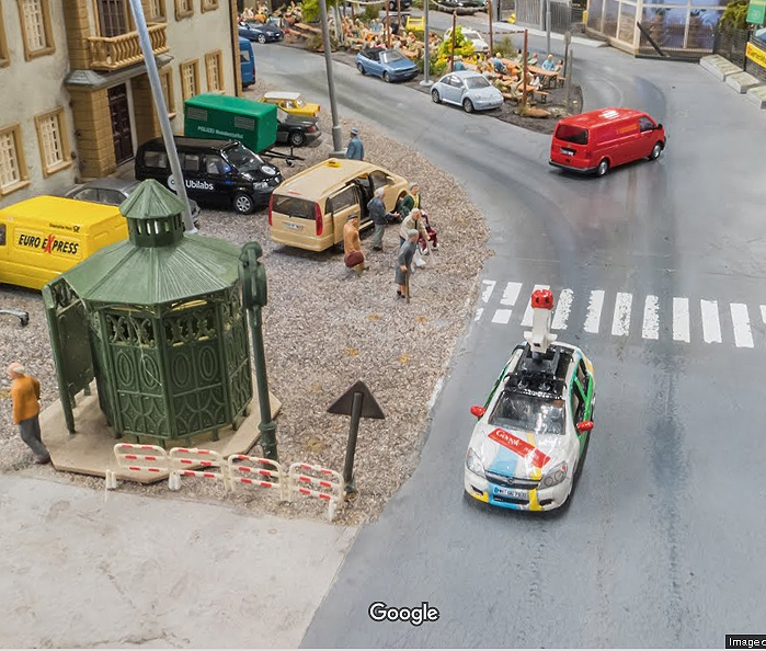 Uno de los coches teledirigidos enanos de Google recorre las calles de Miniatur Wunderland.