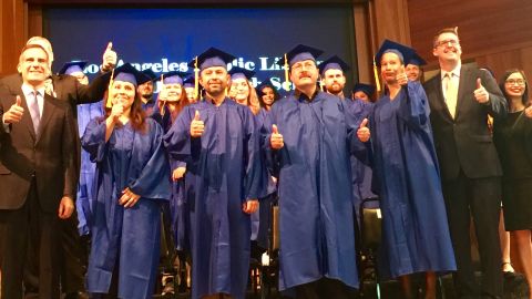 Los primeros 30 estudiantes que se graduaron del programa en línea de secundaria (COSH) de LAPL. /ARACELI MARTÍNEZ ORTEGA