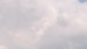 Justo Velasquez, 24, besa la tierra a su llegada a Guatemala, luego de su deportación de Arizona.