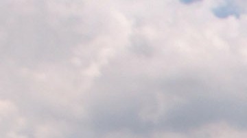 Justo Velasquez, 24, besa la tierra a su llegada a Guatemala, luego de su deportación de Arizona.