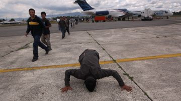 Justo Velasquez, 24, besa la tierra a su llegada a Guatemala, luego de su deportación de Arizona.