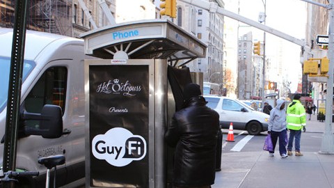 La cabina "GuyFi" proporciona un poco de intimidad al que disfrute masturbándose en plena calle.