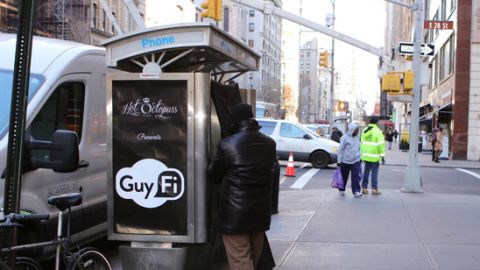 La cabina "GuyFi" proporciona un poco de intimidad al que disfrute masturbándose en plena calle.