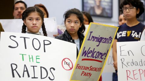 Activistas angelinos exigieron este miércoles cesar las redadas masivas de ICE.