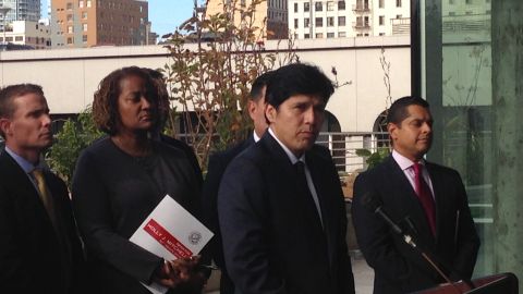 El Senador Kevin de Leon anuncia la iniciativa: ‘No hay sitio como mi hogar’.