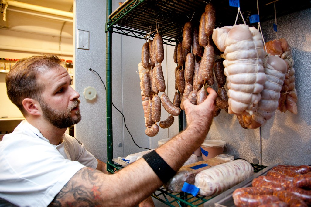 Las salchichas y los diferentes cortes de cerdo son realizados directamente en el restaurante./Cortesía.