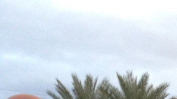 Un policía en moto conversa con guardias privados afuera del Centro Regional Inland de San Bernardino.