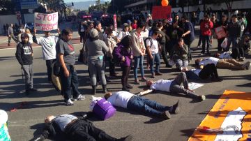 Docenas de activistas se reunieron en el centro de Los Ángeles, para exigirle al presidente Barack Obama que cese las redadas y deportaciones.