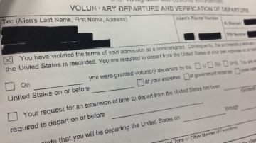 Imagen muestra la carta con el aviso de deportación voluntaria que recibió la mujer. / ISAIAS ALVARADO
