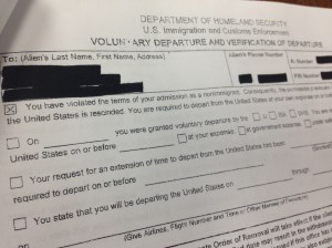 Imagen muestra la carta con el aviso de deportación voluntaria que recibió la mujer. / ISAIAS ALVARADO