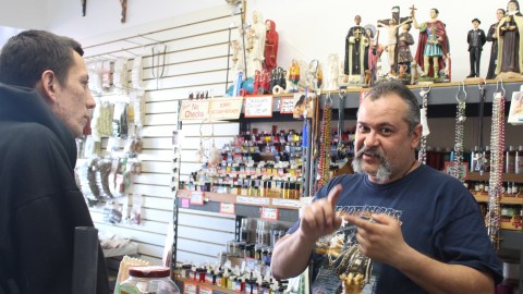 Muchos latinos empiezan el nuevo año con resoluciones supersticiosas y ritos esotéricos.
