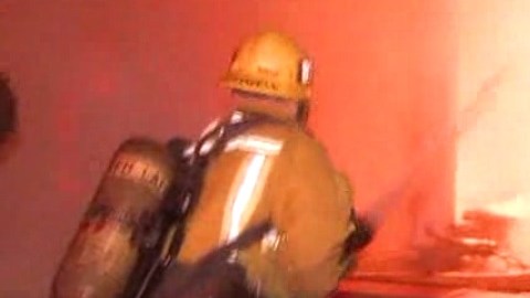 El incendio en Granada Hills habría sido provocado por un árbol de Navidad.