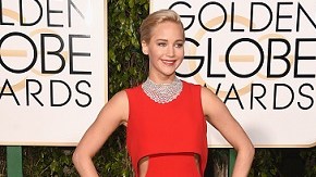 Las actrices Jennifer Lawrence y Jennifer López asistieron a los Golden Globes esta tarde pero solo una acertó con su vibrante vestido.