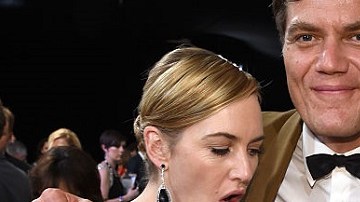 De izq. a der., los actores Kate Winslet, Michael Shannon y Susan Sarandon posan para los fotógrafos oficiales de los SAG Awards.