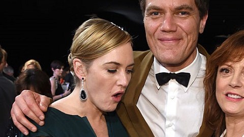 De izq. a der., los actores Kate Winslet, Michael Shannon y Susan Sarandon posan para los fotógrafos oficiales de los SAG Awards.