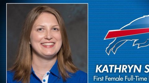 Kathryn Smith, la primera mujer en ser contratada como entrenadora asistente de tiempo completo en un equipo de la NFL.