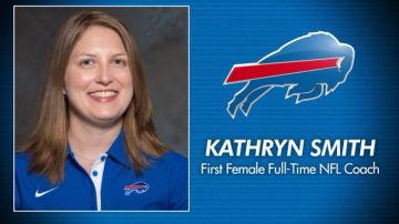 Kathryn Smith, la primera mujer en ser contratada como entrenadora asistente de tiempo completo en un equipo de la NFL.