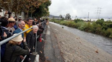 El alcalde Eric Garcetti y otras autoridades observan el río Los Ángeles, donde se colocarán barreras para evitar que se desborde con las tormentas de El Niño. /ARCHIVO