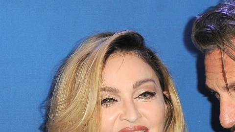 Madonna y Sean Penn se dedicaron miradas cómplices y caminaron de la mano en este evento solidario al que también asistieron los hijos de la cantante.