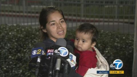 María Castro regocija al tener a su pequeño, Caleb de 1 año, de nuevo en sus brazos.