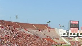 En el Memorial Coliseum jugarán los Rams la campaña 2016-17 para luego mudarse a su nueva casa en Inglewood.