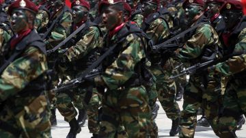 Militares venezolanos vigilan la frontera con Colombia.