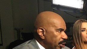 Steve Harvey y Miss Colombia Ariadna Gutiérrez son entrevistados por la reportera de "Al Rojo Vivo",  Janet Rodríguez.