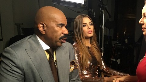 Steve Harvey y Miss Colombia Ariadna Gutiérrez son entrevistados por la reportera de "Al Rojo Vivo",  Janet Rodríguez.