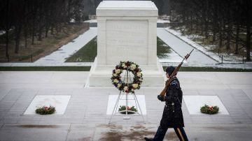 La guardia se mantiene ante la Tumba del Soldado Desconocido en Arlington, pese a la tormenta de nieve.