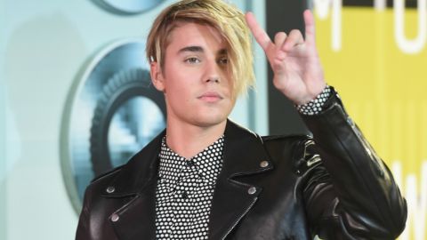 Sólo su canción "Sorry" ha superado los mil millones de reproducciones.