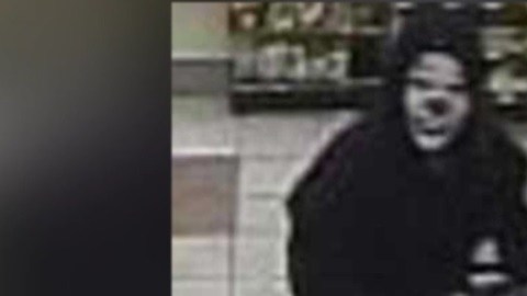 La Policía de San Bernardino pide ayuda del público para dar con este enmascarado.