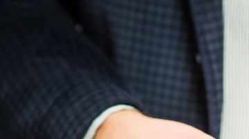 El fiador se compromete a pagar en caso de que el deudor no pueda hacerlo.