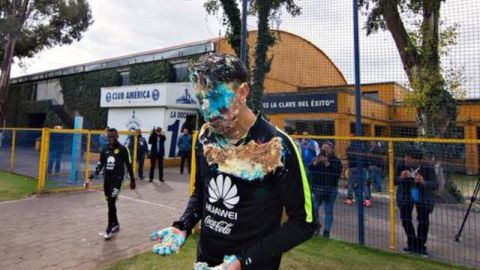 Oribe Peralta fue festejado por sus compañeros en el Club América.