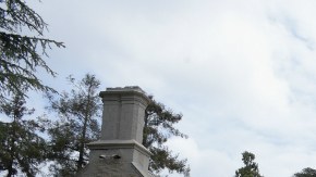 Tiene más de 2 hectáreas de terreno, cuenta con varias piscinas y hasta una cueva artificial.