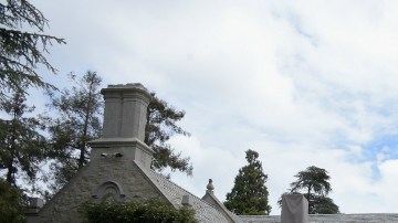 Tiene más de 2 hectáreas de terreno, cuenta con varias piscinas y hasta una cueva artificial.