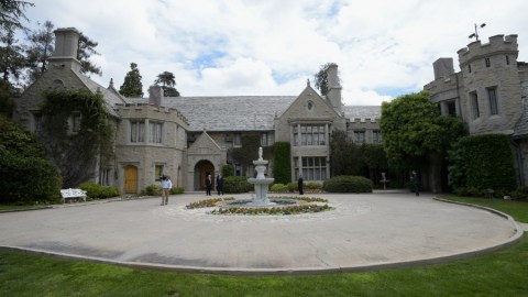Tiene más de 2 hectáreas de terreno, cuenta con varias piscinas y hasta una cueva artificial.