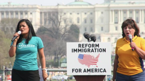Pramila Jayapal (i) frente al Capitolio, durante un mítin público tras liderar un autobús de activistas de Washington state en el llamado "freedom ride" por la reforma migratoria .