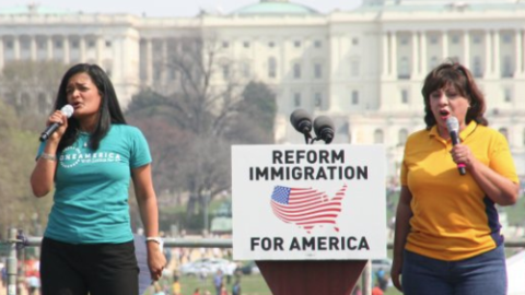 Pramila Jayapal (i) frente al Capitolio, durante un mítin público tras liderar un autobús de activistas de Washington state en el llamado "freedom ride" por la reforma migratoria .