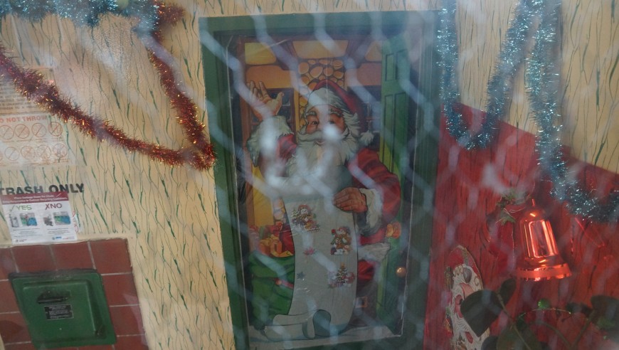 La puerta del apartamento en donde vivía la familia, todavía decorada con motivo de Navidad.