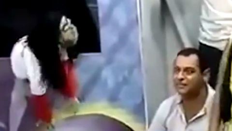 Se desconocen las identidades del agresor y de la persona que dirigía la marioneta.