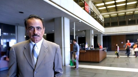 Richard Alarcón y su esposa, Flora Montes de Oca, durante el juicio en su contra en Los Ángeles. /AURELIA VENTURA