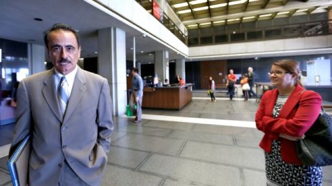 Richard Alarcón y su esposa, Flora Montes de Oca, durante el juicio en su contra en Los Ángeles. /AURELIA VENTURA