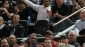 LeBron James reclama al réferi durante el juego contra San Antonio.