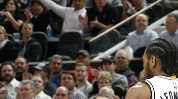 LeBron James reclama al réferi durante el juego contra San Antonio.