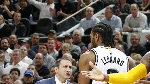 LeBron James reclama al réferi durante el juego contra San Antonio.