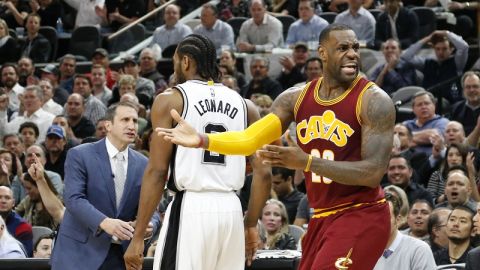 LeBron James reclama al réferi durante el juego contra San Antonio.